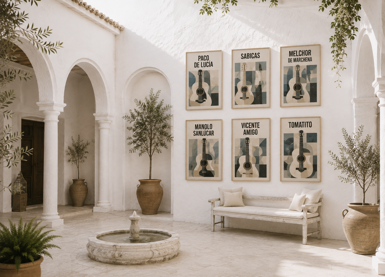 Patio andaluz blanco con carteles de grandes guitarristas flamencos como Paco de Lucía, Sabicas, Melchor de Marchena, Manolo Sanlúcar, Vicente Amigo y Tomatito.
